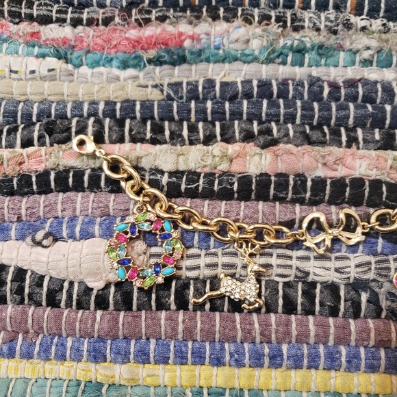 🌼5 for $25🌼 Avon Christmas winter charm bracelet - Picture 2 of 3